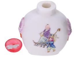 ANTIQUE CHINESE PORCELAIN SNUFF BOTTLE WITH STOPPER