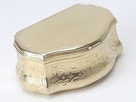 ANTIQUE 19C RUSSIAN GILT SILVER ENGRAVED SNUFF BOX