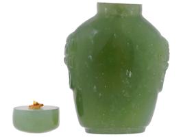 CHINESE HAND CARVED JADE SNUFF BOTTLE WITH STOPPER