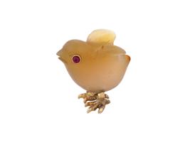 RUSSIAN GILT SILVER CARVED AGATE FIGURINE OF A CHICK