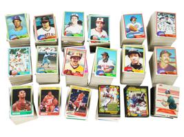 LARGE COLLECTION OF 1981 TOPPS AND FLEER TRADING CARDS