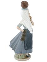 NAO LLADRO SPANISH PORCELAIN FIGURINE LADY W EWER