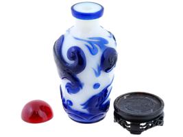 CHINESE BLUE WHITE PEKING GLASS SNUFF BOTTLE W STAND