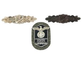 NAZI GERMAN CLOSE COMBAT CLASPS AND COMMEMORATIVE BADGE