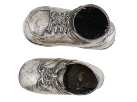 PAIR OF EUROPEAN SILVER PLATED BABY SHOES DESK DECOR