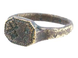 ANCIENT ROMAN BRONZE RING WITH MILITARY ENGRAVINGS