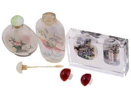 VINTAGE CHINESE REVERSE HAND PAINTED SNUFF BOTTLES