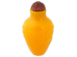 CHINESE CARNELIAN PEKING GLASS YELLOW SNUFF BOTTLE