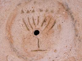 ANCIENT ROMAN JUDAICA OIL LAMP WITH MENORAH IMAGE