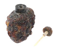 ANTIQUE CHINESE CARVED AMBER LIDDED SNUFF BOTTLE