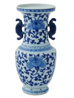 ANTIQUE CHINESE QING BLUE AND WHITE PORCELAIN VASE