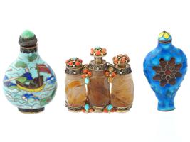 THREE ANTIQUE QING DYNASTY CHINESE SNUFF BOTTLES