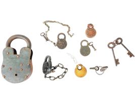 VINTAGE COLLECTION OF VARIOUS TYPES OF LOCKS WITH KEYS