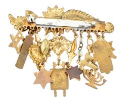 MODERN JUDAICA JEWELRY BROOCH WITH VARIOUS CHARMS