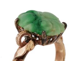 VINTAGE 14K YELLOW GOLD AND CARVED JADE RING