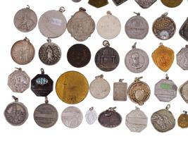 LARGE VINTAGE COLLECTION OF ARGENTINE BADGES