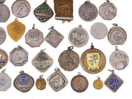 LARGE VINTAGE COLLECTION OF ARGENTINE BADGES