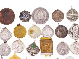 LARGE VINTAGE COLLECTION OF ARGENTINE BADGES