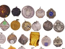 LARGE VINTAGE COLLECTION OF ARGENTINE BADGES