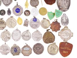 LARGE VINTAGE COLLECTION OF ARGENTINE BADGES