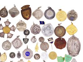 LARGE VINTAGE COLLECTION OF ARGENTINE BADGES