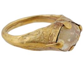 ANCIENT ROMAN GOLD RING WITH GLASS STONE