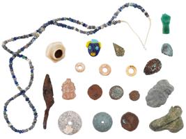 ANCIENT ROMAN GLASS BEADED NECKLACE AND GLASS ARTIFACTS