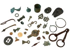 GROUP OF ANCIENT JEWELRY AND TECHNOLOGICAL ARTIFACTS