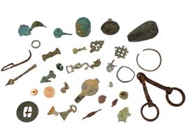 GROUP OF ANCIENT JEWELRY AND TECHNOLOGICAL ARTIFACTS