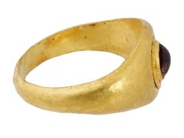 ANCIENT ROMAN GOLD RING WITH GARNET STONE