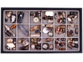 LARGE COLLECTION OF BANDED AGATE BEADS IN TRAY