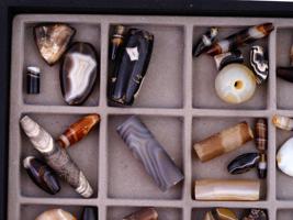 LARGE COLLECTION OF BANDED AGATE BEADS IN TRAY