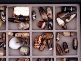 LARGE COLLECTION OF BANDED AGATE BEADS IN TRAY