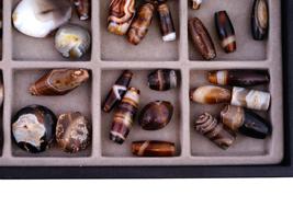 LARGE COLLECTION OF BANDED AGATE BEADS IN TRAY