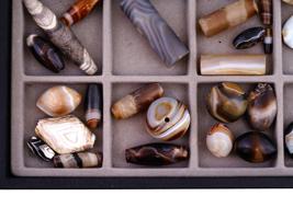 LARGE COLLECTION OF BANDED AGATE BEADS IN TRAY