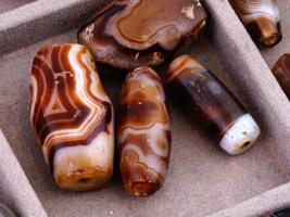 LARGE COLLECTION OF BANDED AGATE BEADS IN TRAY