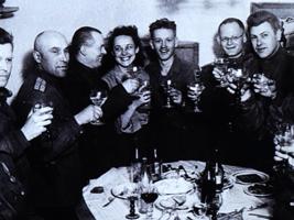 WWII ERA PHOTOGRAPH OF ANNE STRINGER WITH OFFICERS