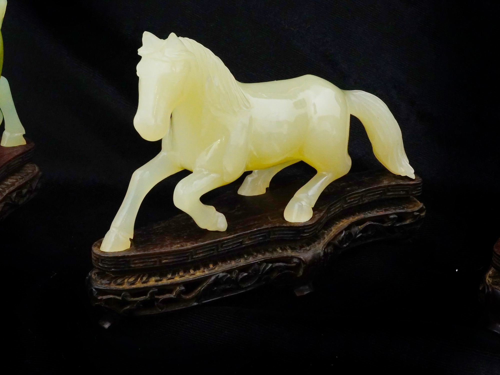 LOT OF CHINESE CARVED JADE HORSES FIGURES IN BOX PIC-6