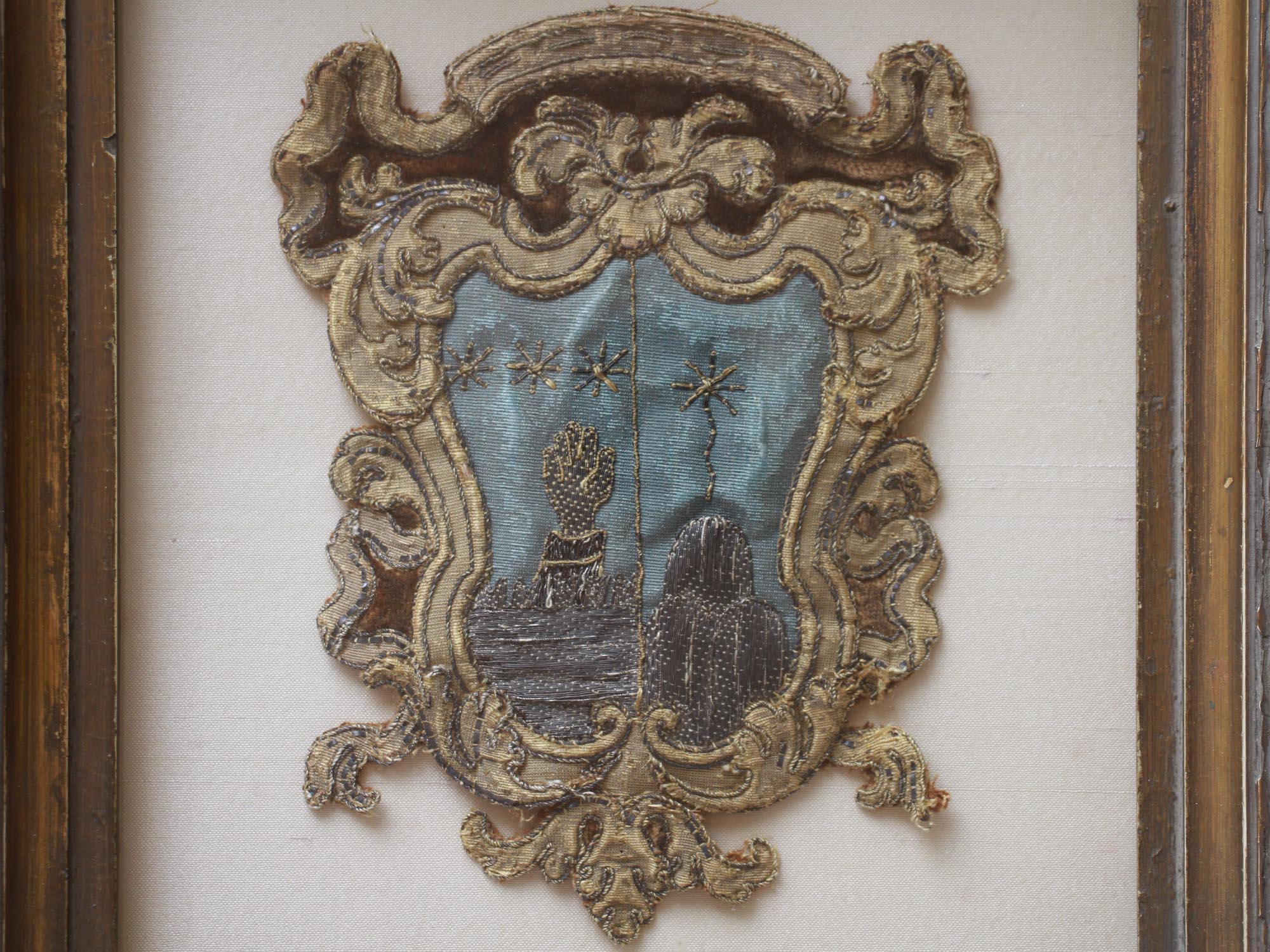 ANTIQUE FAMILY COAT OF ARMS EMBROIDERY ON FABRIC PIC-1