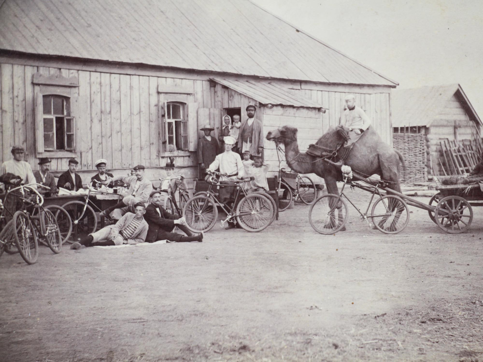 A VINTAGE RUSSIAN PHOTOGRAPH EARLY 20TH CEN. PIC-1