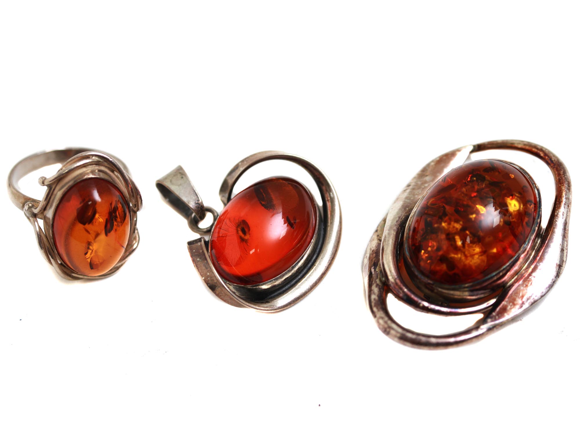 AN AMBER JEWELRY RING BROOCH AND PENDANT PIC-0