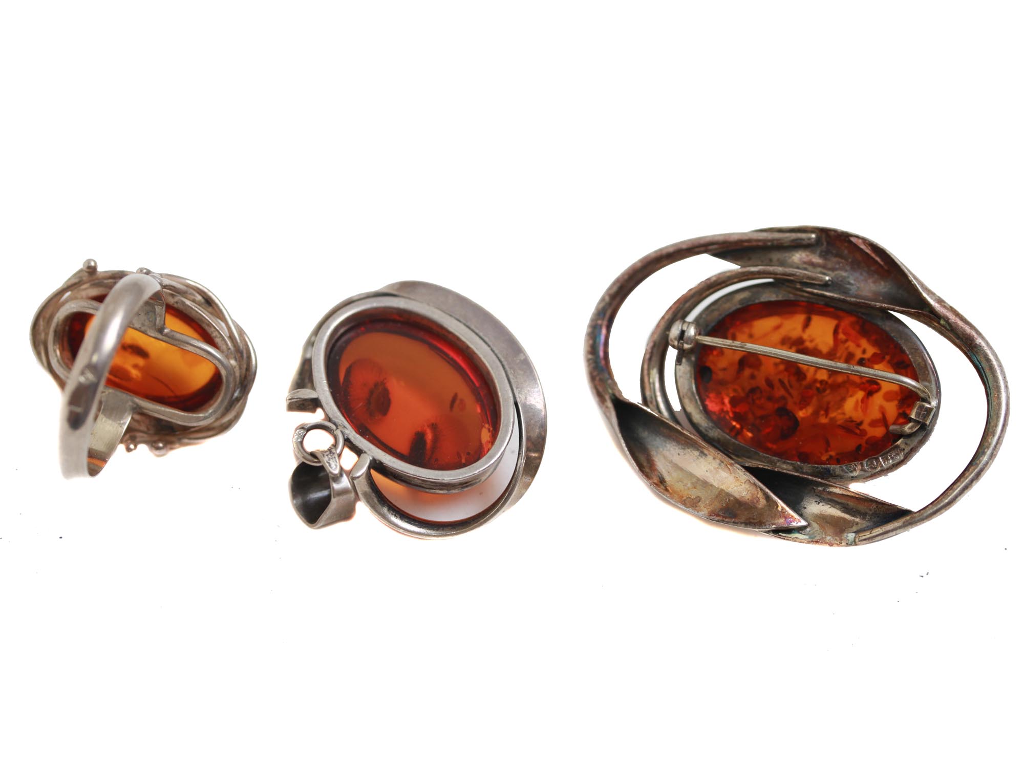 AN AMBER JEWELRY RING BROOCH AND PENDANT PIC-1