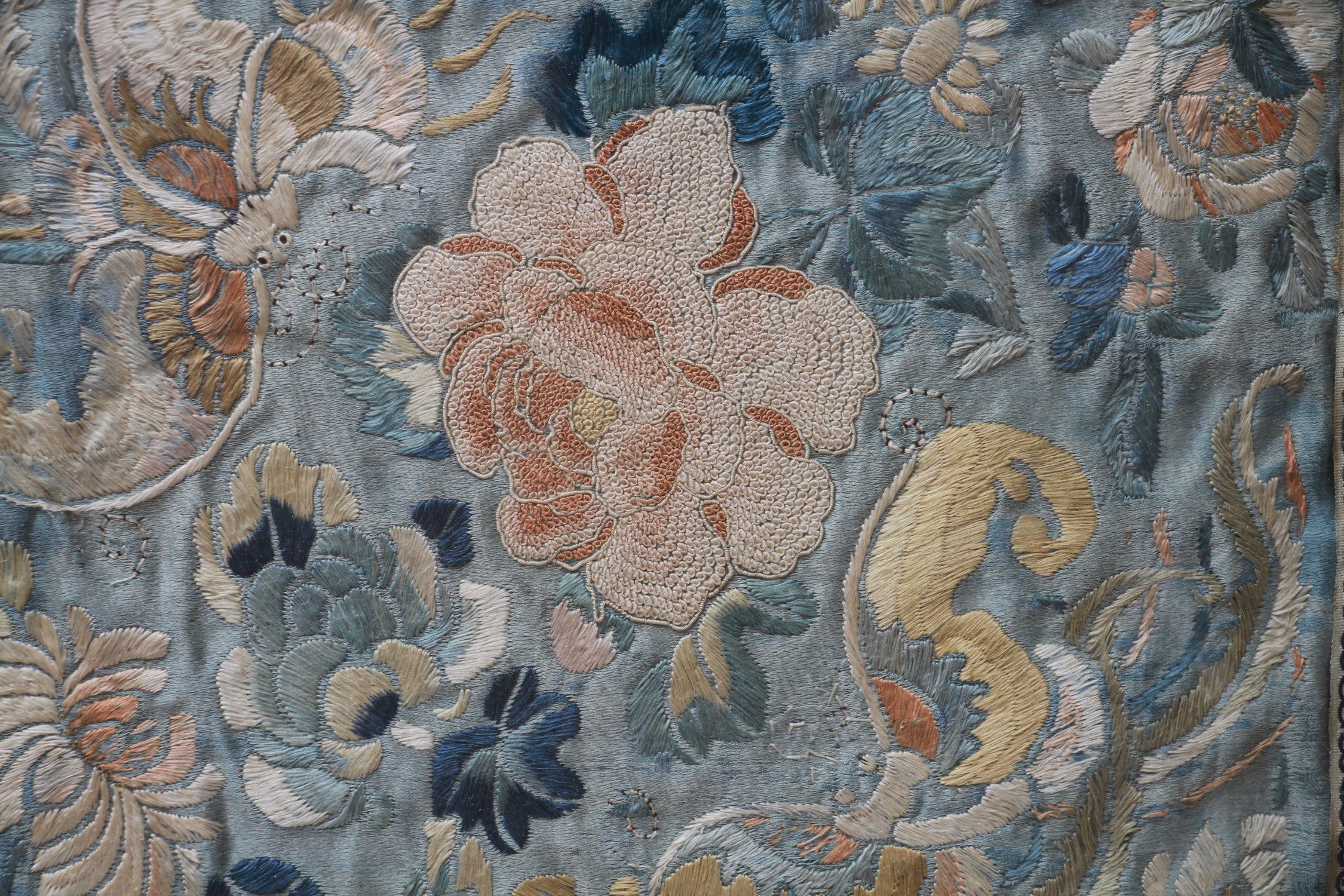 AN ANTIQUE CHINESE SILK EMBROIDERY FLORAL PANEL PIC-2