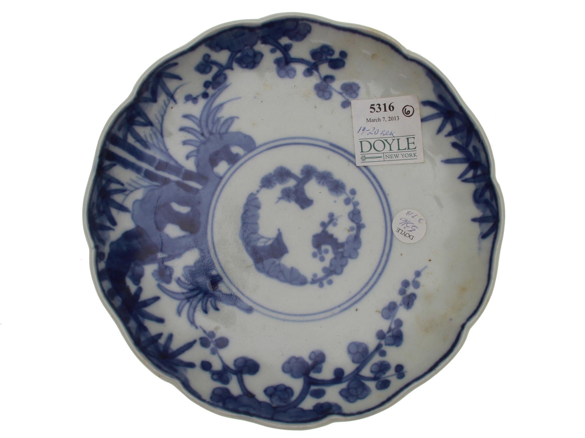 AN ANTIQUE JAPANESE BLUE & WHITE PORCELAIN PLATE PIC-0