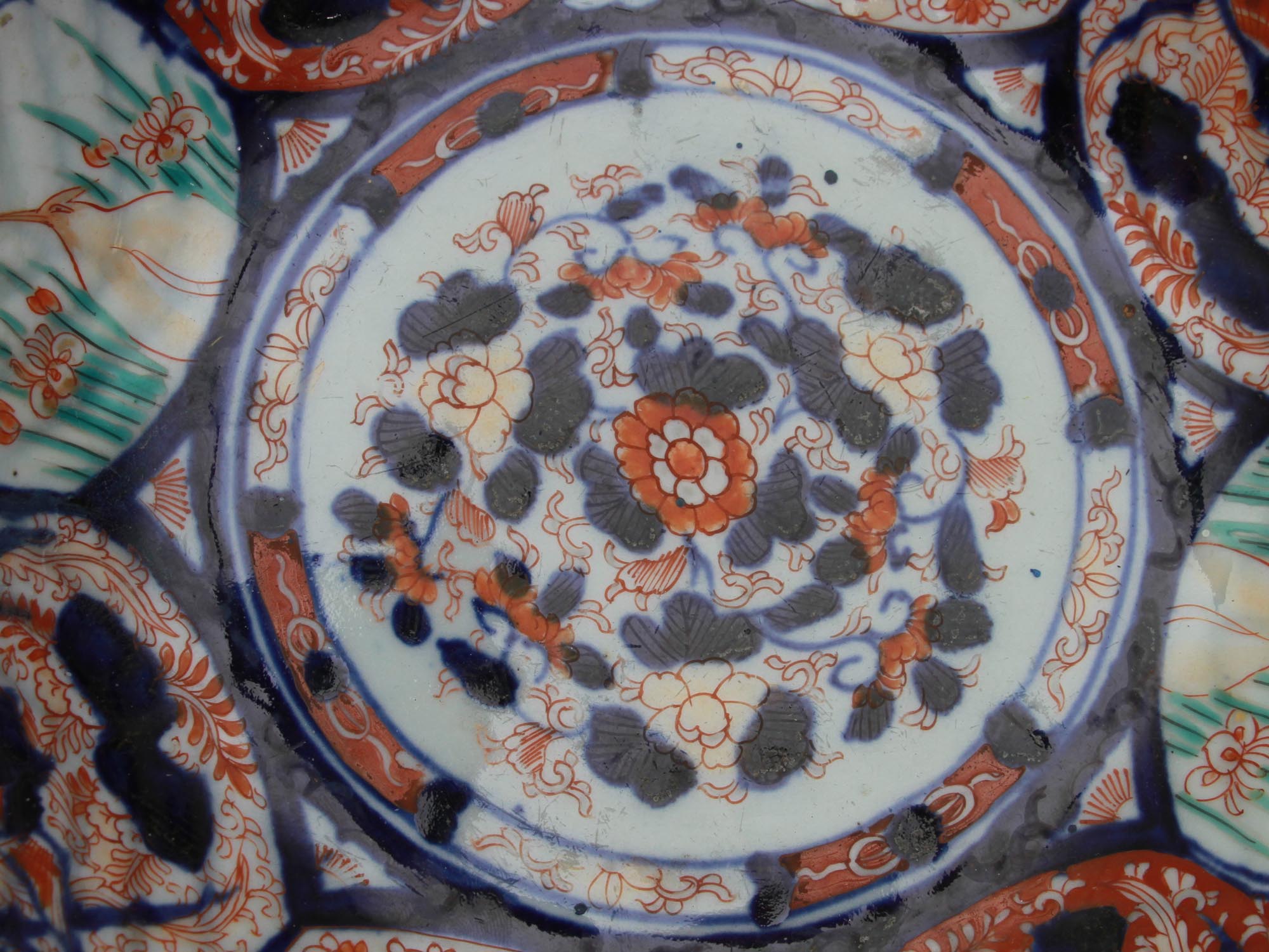 AN ANTIQUE JAPANESE IMARI PORCELAIN PLATE PIC-1