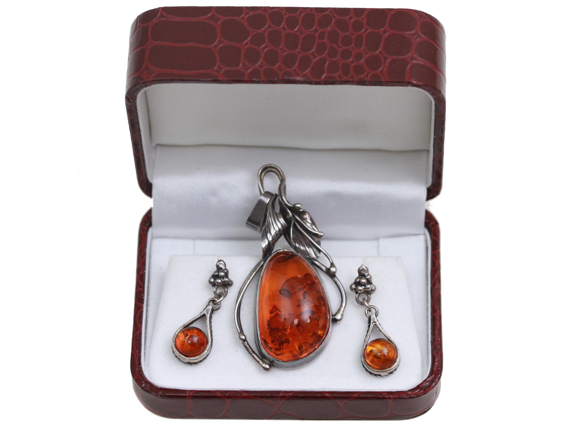 A JEWELRY SET OF AMBER & SILVER RINGS AND PENDANT PIC-0