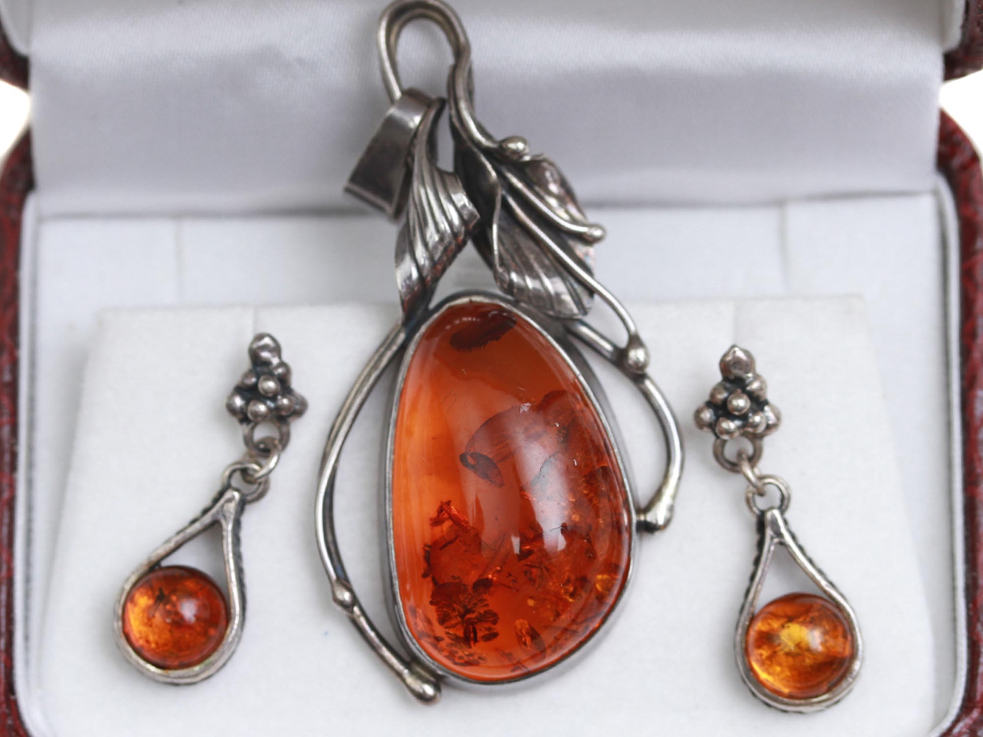 A JEWELRY SET OF AMBER & SILVER RINGS AND PENDANT PIC-1