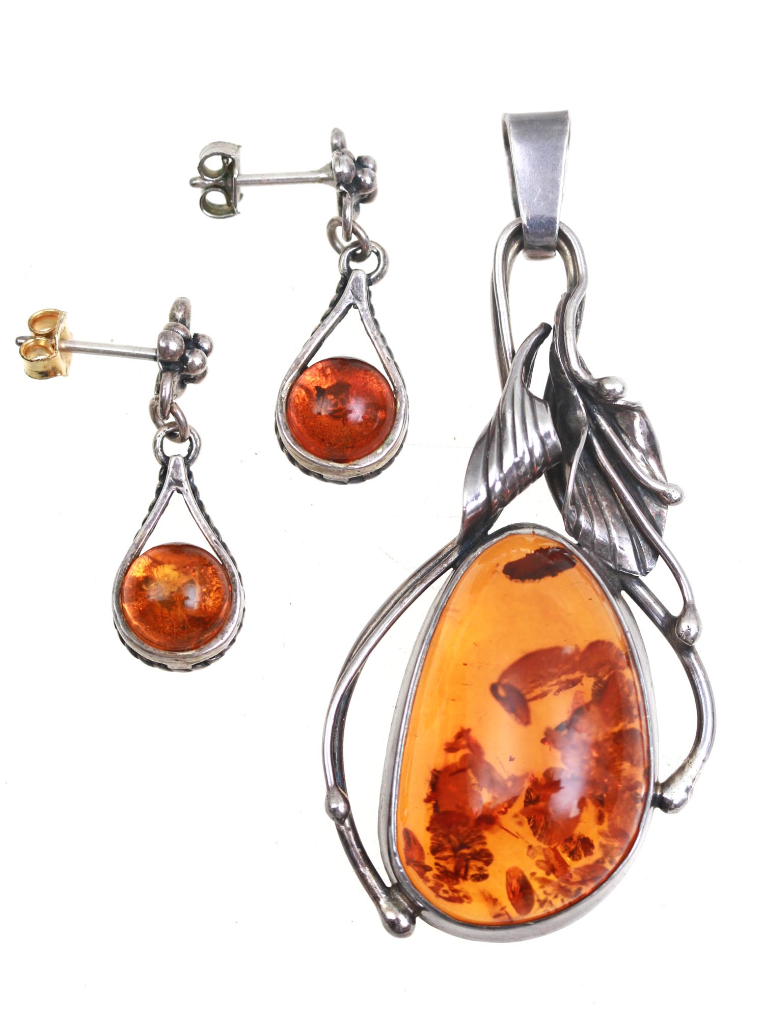 A JEWELRY SET OF AMBER & SILVER RINGS AND PENDANT PIC-2