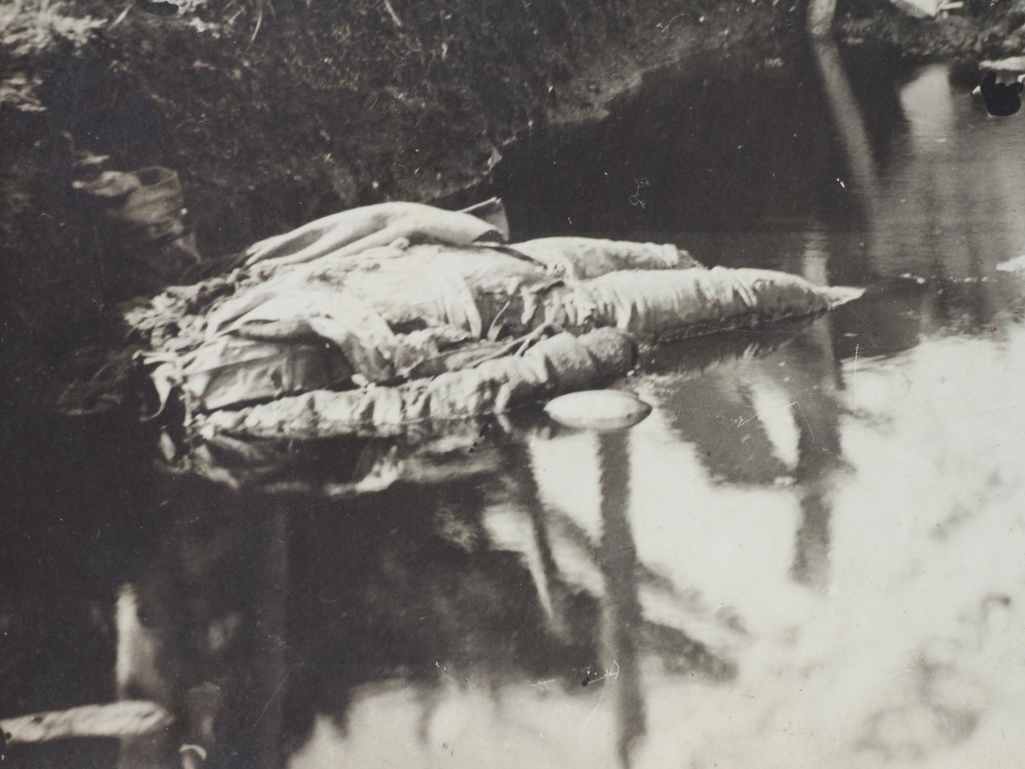 A WWII PERIOD PHOTO OF DEAD SOLDIERS CIRCA 1917 PIC-1