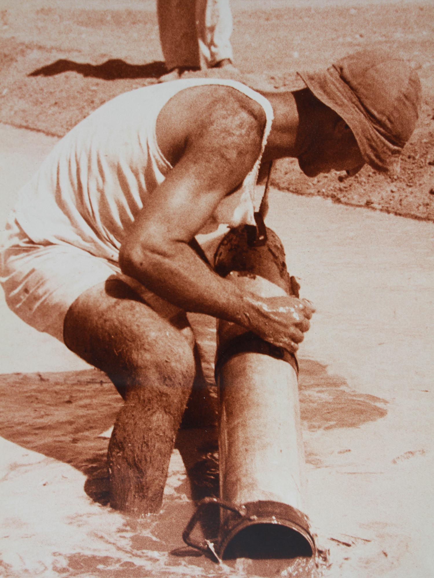 A VINTAGE PHOTOGRAPH OF A WORKING MAN PIC-1